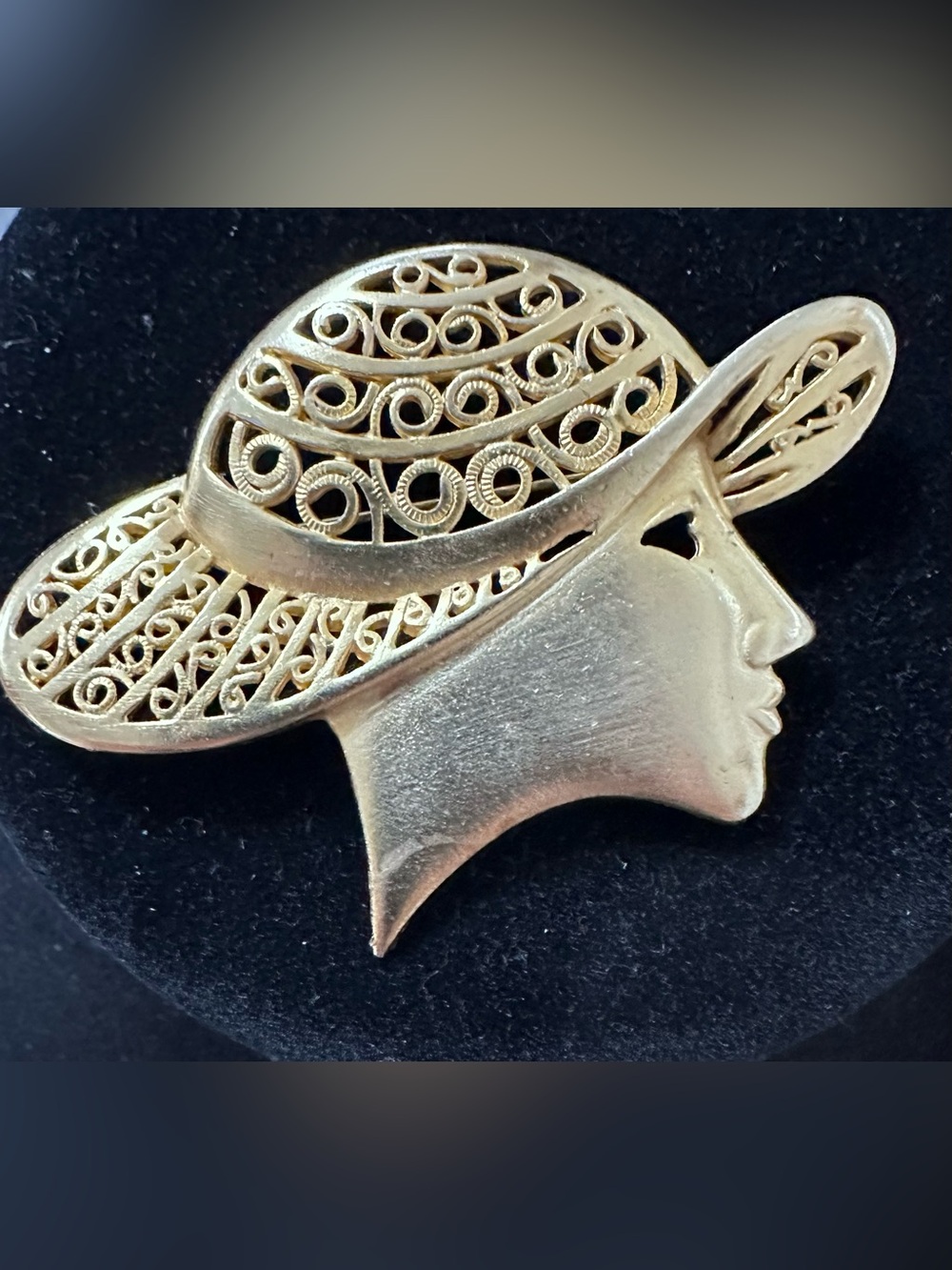 417- Gold-tone Woman in Hat Vintage-Style Brooch art deco